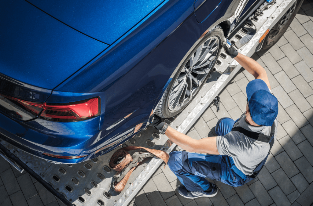  Technicien en plein remorquage d'une voiture