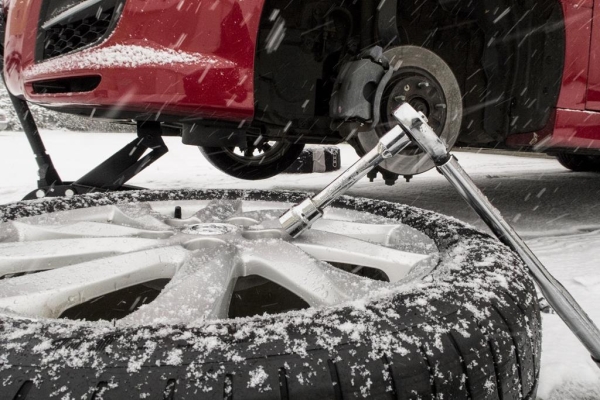  Changement de roue dans la neige