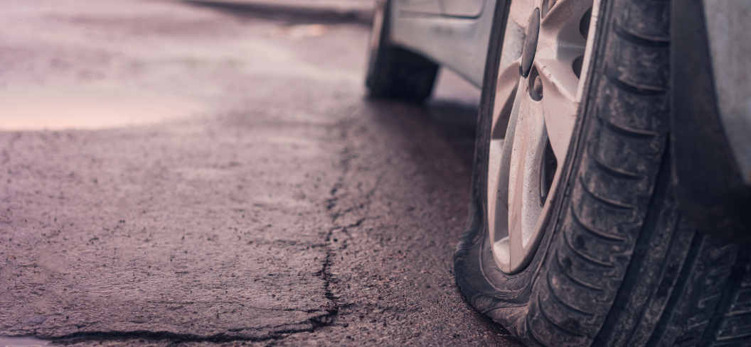 Pneu d'une voiture à plat