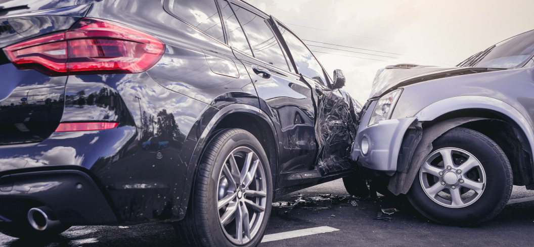 Accident de la route entre deux véhicule