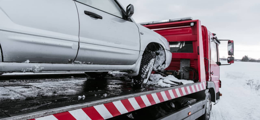 Dépanneuse à la suite d'un accident sur la neige