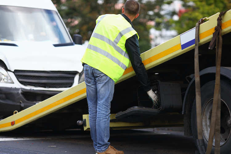  Technicien en plein remorquage