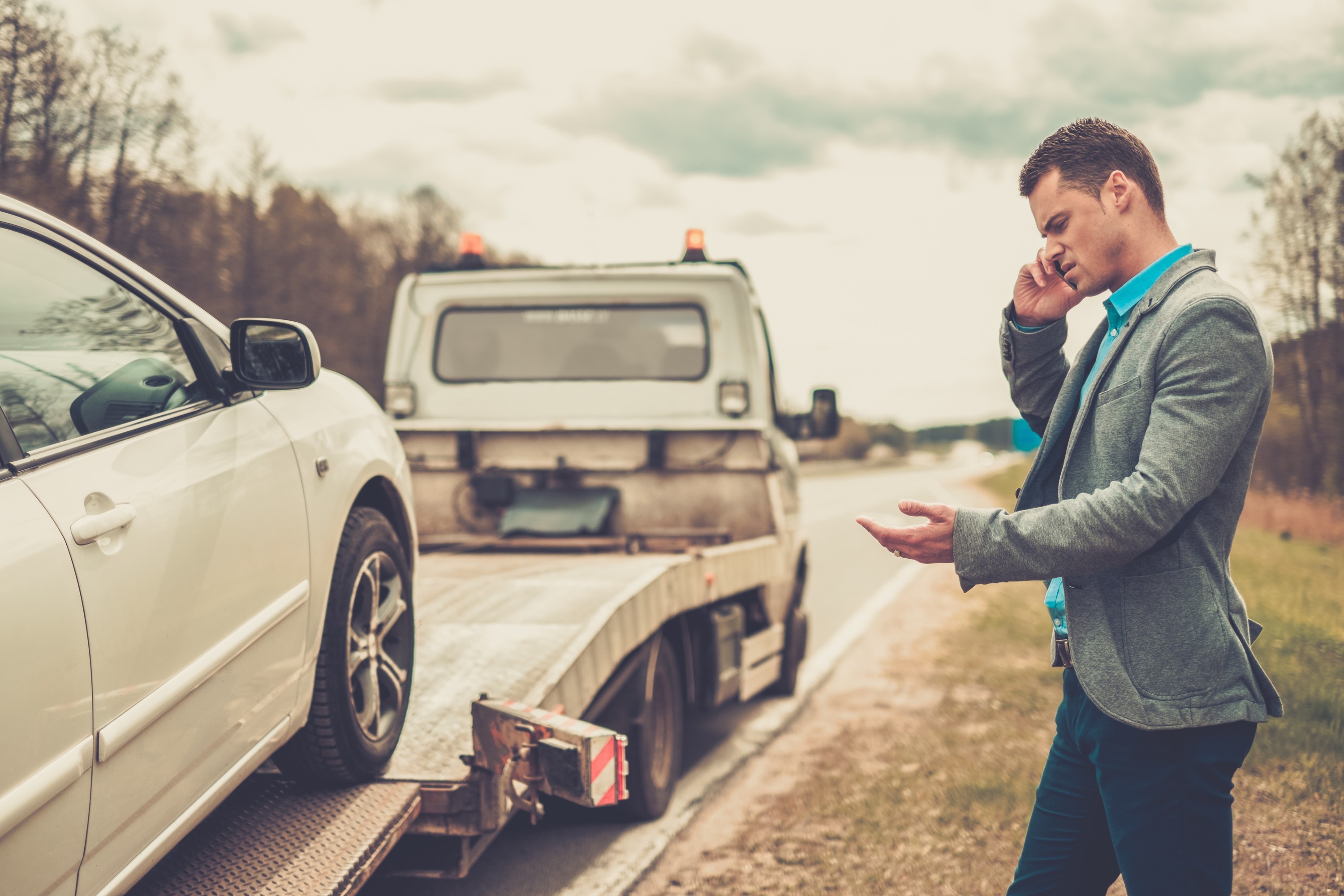  Automobiliste appelant un dépanneur